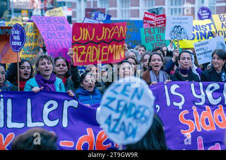 Sisli, Istanbul, Türkei. November 2023. Frauen schreien Slogans auf dem Internationalen Tag zur Eliminierung der ViolenceÂ AgainstÂ-Frauen-marsch in Istanbul, 25. November 2023. (Kreditbild: © Tolga Uluturk/ZUMA Press Wire) NUR REDAKTIONELLE VERWENDUNG! Nicht für kommerzielle ZWECKE! Stockfoto