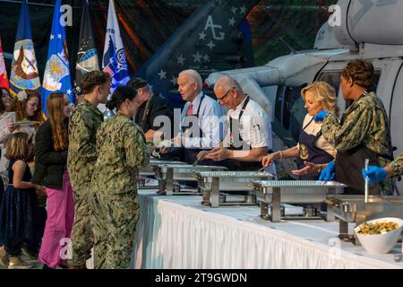 Norfork, Vereinigte Staaten von Amerika. 19. November 2023. Von links nach rechts: US-Präsident Joe Biden, Chefkoch Robert Irvine und First Lady Jill Biden servieren Thanksgiving-Mahlzeiten an Angehörige der Streitkräfte und deren Familien während eines Friendsgiving Dinners in der Naval Station Norfolk, 19. November 2023 in Washington, D.C. die Mahlzeit wurde vom berühmten Chefkoch Robert Irvine veranstaltet. MC2 Anderson Branch/US Navy Photo/Alamy Live News Stockfoto