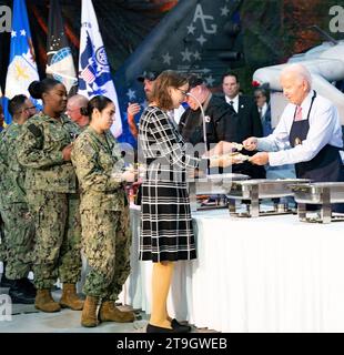 Norfork, Vereinigte Staaten von Amerika. 19. November 2023. US-Präsident Joe Biden serviert Mitgliedern der Streitkräfte und ihren Familien während eines Friendsgiving-Dinners in der Naval Station Norfolk am 19. November 2023 in Washington, D.C. eine Mahlzeit an Thanksgiving Stockfoto