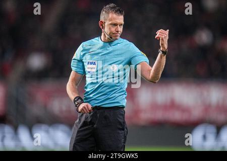 Enschede, Niederlande. November 2023. ENSCHEDE, NIEDERLANDE - 25. NOVEMBER: Schiedsrichter Allard Lindhout signalisiert während des niederländischen Eredivisie-Spiels zwischen FC Twente und PSV am 25. November 2023 in de Grolsch Veste in Enschede, Niederlande (Foto: Rene Nijhuis/Orange Pictures) Credit: Orange Pics BV/Alamy Live News Stockfoto