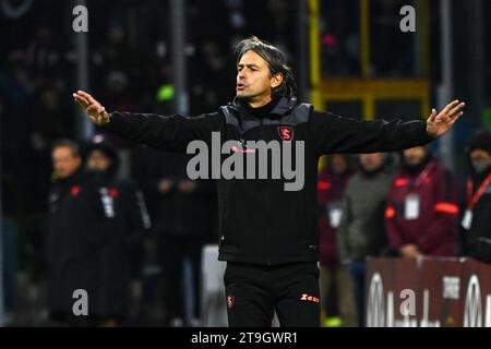 Salerno, Italien. November 2023. Filippo Inzaghi Head Coach der US Salernitana Gesten während des Serie A TIM Spiels zwischen US Salernitana und SS Lazio im Stadio Arechi, Salerno, Italien am 25. November 2023. Quelle: Nicola Ianuale/Alamy Live News Stockfoto