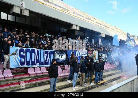 Salerno, Italien. November 2023. Anhänger der SS Latium während des Spiels der Serie A TIM zwischen den USA Salernitana und der SS Lazio am 25. November 2023 im Stadio Arechi in Salerno, Italien. Quelle: Nicola Ianuale/Alamy Live News Stockfoto