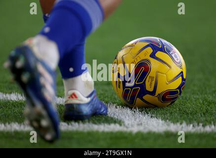 Eine detaillierte Ansicht eines EFL Puma Match Balls während des Sky Bet Championship Matches im King Power Stadium, Leicester. Bilddatum: Samstag, 25. November 2023. Stockfoto