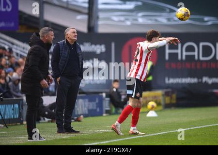 PLYMOUTH, ENGLAND – 25. NOVEMBER: Trainer des Sunderland FC Tony Mowbray während des Sky Bet Championship-Spiels zwischen Plymouth Argyle und Sunderland am 25. November 2023 im Home Park in Plymouth, England. (Foto: Ryan Jenkinson/MB Media) Stockfoto