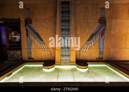 Hollywood, USA. November 2023. Das neu eröffnete ägyptische Theater in Hollywood. Das 1922 erbaute Kinohaus wurde historisch restauriert. Es kann nun Filme im 35-mm- und 70-mm-Format zusammen mit Nitratfilmen und neuen digitalen Formaten zeigen. Netflix und American Cinematheque werden im Kino Filmprogramme teilen. 21/2023 Hollywood, CA, USA. (Foto: Ted Soqui/SIPA USA) Credit: SIPA USA/Alamy Live News Stockfoto