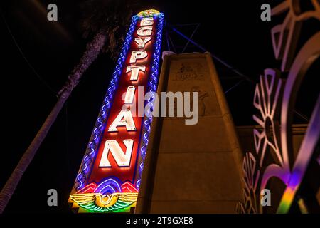 Hollywood, USA. November 2023. Das neu eröffnete ägyptische Theater in Hollywood. Das 1922 erbaute Kinohaus wurde historisch restauriert. Es kann nun Filme im 35-mm- und 70-mm-Format zusammen mit Nitratfilmen und neuen digitalen Formaten zeigen. Netflix und American Cinematheque werden im Kino Filmprogramme teilen. 21/2023 Hollywood, CA, USA. (Foto: Ted Soqui/SIPA USA) Credit: SIPA USA/Alamy Live News Stockfoto
