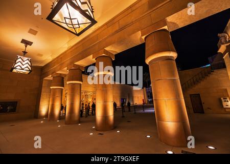 Hollywood, USA. November 2023. Das neu eröffnete ägyptische Theater in Hollywood. Das 1922 erbaute Kinohaus wurde historisch restauriert. Es kann nun Filme im 35-mm- und 70-mm-Format zusammen mit Nitratfilmen und neuen digitalen Formaten zeigen. Netflix und American Cinematheque werden im Kino Filmprogramme teilen. 21/2023 Hollywood, CA, USA. (Foto: Ted Soqui/SIPA USA) Credit: SIPA USA/Alamy Live News Stockfoto