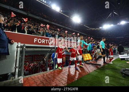 Düsseldorf, Deutschland, 25.11.2023. Fortuna Düsseldorf gegen FC Schalke 04, Football, 2. Bundesliga, 14. Spieltag, Saison 2023/2024. DFL-VORSCHRIFTEN VERBIETEN DIE VERWENDUNG VON FOTOS ALS BILDSEQUENZEN UND/ODER QUASI-VIDEO. Quelle: NewsNRW / Alamy Live News Stockfoto