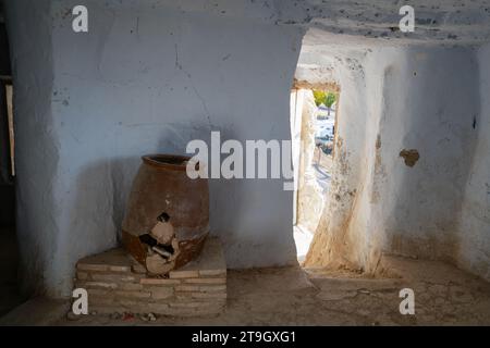 Argueda Höhlen verlassenes Inneres mit alten kaputten Vasen und weißen Wänden, in Spanien Stockfoto