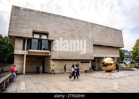 Berkeley Library mit Arnaldo Pomodoros Skulptur Sphere Withing Sphere auf dem Campus des Trinity College im Stadtzentrum von Dublin, Irland Stockfoto