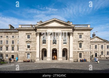 Die Kapelle, die Ende des 18. Jahrhunderts auf dem Campus des Trinity College im Stadtzentrum von Dublin, Irland, erbaut wurde, mit Touristen an einem sonnigen Tag Stockfoto