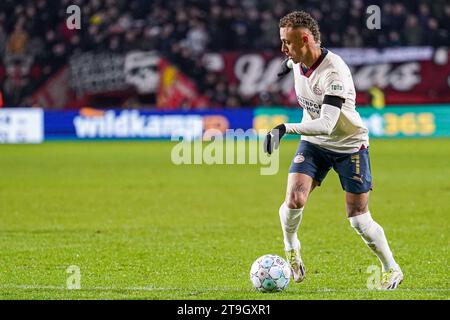 Enschede, Niederlande. November 2023. ENSCHEDE, NIEDERLANDE - 25. NOVEMBER: Noa lang von PSV Dribbles während des niederländischen Eredivisie-Spiels zwischen FC Twente und PSV am 25. November 2023 in de Grolsch Veste (Foto: Joris Verwijst/Orange Pictures) Credit: Orange Pics BV/Alamy Live News Stockfoto