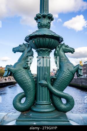 Verzierte Basis aus gusseiserner Lampe, die einem Seepferd in der Grattan Bridge im Stadtzentrum von Dublin ähnelt Stockfoto