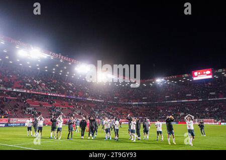 Enschede, Niederlande. November 2023. ENSCHEDE, NIEDERLANDE - 25. NOVEMBER: PSV-Spieler danken den Fans während des niederländischen Eredivisie-Spiels zwischen FC Twente und PSV am 25. November 2023 in de Grolsch Veste in Enschede, Niederlande (Foto: Joris Verwijst/Orange Pictures) Credit: Orange Pics BV/Alamy Live News Stockfoto