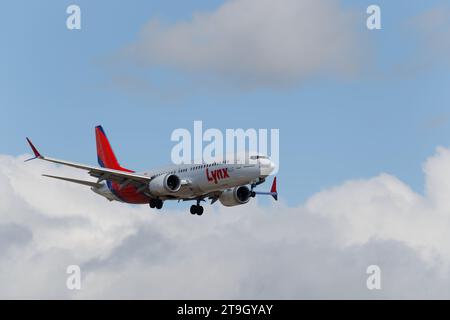 Lynx Air, Boeing 737 Max 8 im Flug. Montreal, Quebec, Kanada Stockfoto