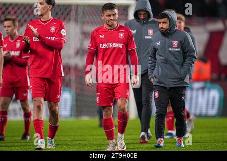 Enschede, Niederlande. November 2023. ENSCHEDE, NIEDERLANDE - 25. NOVEMBER: Manfred Ugalde vom FC Twente während des niederländischen Eredivisie-Spiels zwischen FC Twente und PSV am 25. November 2023 in de Grolsch Veste in Enschede, Niederlande (Foto: Rene Nijhuis/Orange Pictures) Credit: Orange Pics BV/Alamy Live News Stockfoto