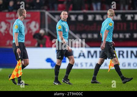 Enschede, Niederlande. November 2023. ENSCHEDE, NIEDERLANDE - 25. NOVEMBER: Schiedsrichter Allard Lindhout während des niederländischen Eredivisie-Spiels zwischen FC Twente und PSV am 25. November 2023 in de Grolsch Veste in Enschede, Niederlande (Foto: Rene Nijhuis/Orange Pictures) Credit: Orange Pics BV/Alamy Live News Stockfoto