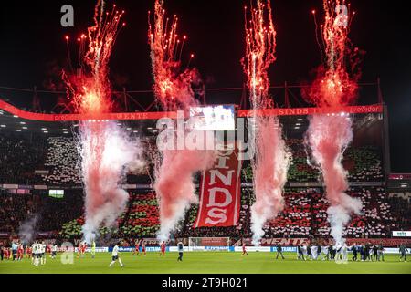 ENSCHEDE - stimmungsvolle Action mit Feuerwerk während des niederländischen Eredivisie-Spiels zwischen dem FC Twente und PSV Eindhoven im de Grolsch Veste Stadium am 25. November 2023 in Enschede, Niederlande. ANP VINCENT JANNINK Stockfoto