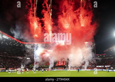 ENSCHEDE - stimmungsvolle Action mit Feuerwerk während des niederländischen Eredivisie-Spiels zwischen dem FC Twente und PSV Eindhoven im de Grolsch Veste Stadium am 25. November 2023 in Enschede, Niederlande. ANP VINCENT JANNINK Stockfoto