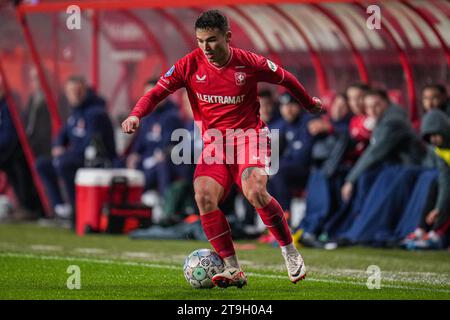 Enschede, Niederlande. November 2023. ENSCHEDE, NIEDERLANDE - 25. NOVEMBER: Manfred Ugalde vom FC Twente dribbelt während des niederländischen Eredivisie-Spiels zwischen dem FC Twente und PSV am 25. November 2023 in de Grolsch Veste in Enschede, Niederlande (Foto: Rene Nijhuis/Orange Pictures) Credit: Orange Pics BV/Alamy Live News Stockfoto