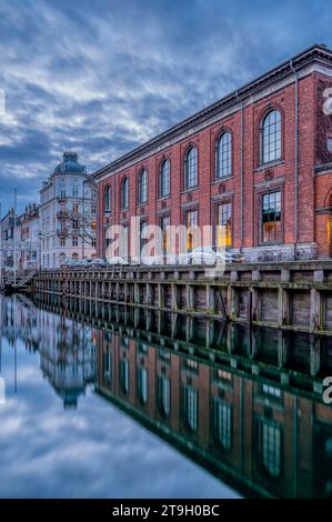 Blaue Stunde i Kopenhagen mit Gebäuden, die sich im Wasser spiegeln, 25. November 2023 Stockfoto