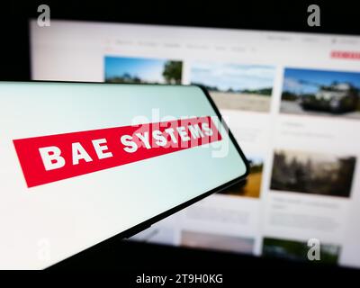 Smartphone mit Logo des britischen Luft- und Raumfahrt- und Verteidigungsunternehmens BAE Systems plc vor der Website. Fokussieren Sie sich auf die linke Mitte des Telefondisplays. Stockfoto