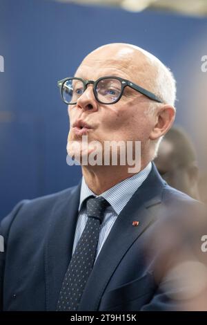 Paris, Frankreich. November 2023. © Michael Bunel/Le Pictorium/MAXPPP - Paris 21/11/2023 L'ancien Premier Ministry Edouartd Philippe, interloque, en visite au Salon des maires au parc des Expositions de la porte de Versailles. 21 Oktobre 2023. Quelle: MAXPPP/Alamy Live News Stockfoto