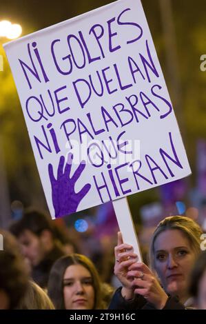 Madrid, Spanien. November 2023. Eine Frau mit einem Plakat mit der Aufschrift "keine Schläge, die weh tun, noch Worte, die weh tun" während einer Demonstration zum Internationalen Tag zur Beseitigung der Gewalt gegen Frauen. Quelle: Marcos del Mazo/Alamy Live News Stockfoto