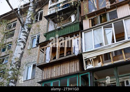 Kiew, Ukraine. November 2023. Ein Blick auf ein Appartementgebäude, das während eines russischen Drohnenangriffs in Kiew beschädigt wurde. (Foto: Oleksii Chumachenko/SOPA Images/SIPA USA) Credit: SIPA USA/Alamy Live News Stockfoto