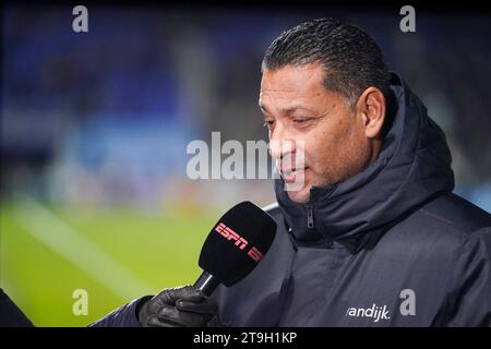 Zwolle, Niederlande. November 2023. ZWOLLE, NIEDERLANDE - 25. NOVEMBER: Trainer Henk Fraser vom RKC Waalwijk während des niederländischen Eredivisie-Spiels zwischen PEC Zwolle und RKC Waalwijk im MAC3PARK Stadion am 25. November 2023 in Zwolle, Niederlande. (Foto von Andre Weening/Orange Pictures) Credit: Orange Pics BV/Alamy Live News Stockfoto