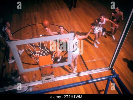 CINCINNATI, OH - 2. NOVEMBER: Slater Martin #22 von der St. Louis Hawks hat Bucky Bockhorn #15 der Cincinnati Royals während eines NBA-Spiels am 2. November 1958 in den Cincinnati Gardens in Cincinnati, Ohio, besiegt. (Foto von Hy Peskin) *** örtlicher Bildtitel *** Slater Martin;Bucky Bockhorn Stockfoto