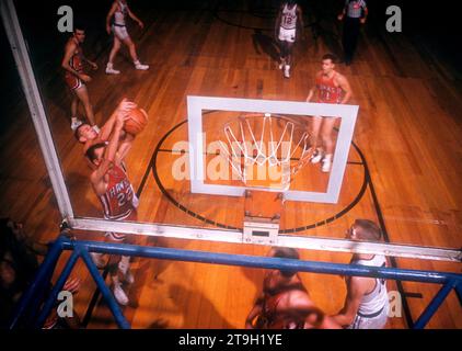 CINCINNATI, OH - 2. NOVEMBER: Slater Martin #22 von der St. Louis Hawks kämpft am 2. November 1958 bei einem NBA-Spiel in den Cincinnati Gardens in Cincinnati, Ohio, um den Rebound mit einem Spieler der Cincinnati Royals. (Foto von Hy Peskin) *** örtliche Unterschrift *** Slater Martin Stockfoto