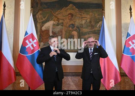 Prag, Tschechische Republik. November 2023. Der tschechische Premierminister Petr Fiala, rechts, trifft am 24. November in Prag, Tschechische Republik, mit dem neuen slowakischen Premierminister Robert Fico, links, zusammen. 2023. Quelle: Michal Kamaryt/CTK Photo/Alamy Live News Stockfoto