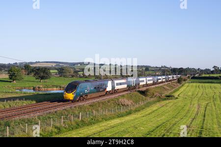 Avanti Westküste Klasse 390 Pendolino Zug durch die Landschaft in Plumpton (nördlich von Penrith) auf der Westküste Hauptstrecke in Cumbria Stockfoto