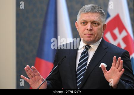 Prag, Tschechische Republik. November 2023. Der neue slowakische Premierminister Robert Fico spricht während der Pressekonferenz nach einem Treffen mit seinem tschechischen Amtskollegen Petr Fiala am 24. November 2023 in Prag. Quelle: Michal Kamaryt/CTK Photo/Alamy Live News Stockfoto