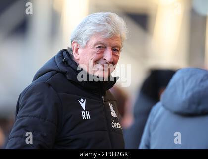 Kenilworth Road, Luton, Bedfordshire, Großbritannien. November 2023. Premier League Football, Luton Town gegen Crystal Palace; Crystal Palace Manager Roy Hodgson im Dugout vor dem Start Credit: Action Plus Sports/Alamy Live News Stockfoto