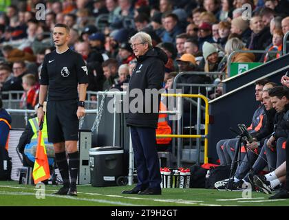 Kenilworth Road, Luton, Bedfordshire, Großbritannien. November 2023. Premier League Football, Luton Town gegen Crystal Palace; Crystal Palace Manager Roy Hodgson sieht das Spiel über die Touchline. Credit: Action Plus Sports/Alamy Live News Stockfoto