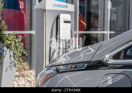 Cincinnati - 23. November 2023: Chevrolet Bolt EV Elektrofahrzeug Display. Chevy stellt den aktuellen Bolt EV und EUV nach dem Modell Y. 2023 ein Stockfoto