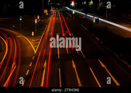 Lange Exposition des Verkehrs bei Nacht von oben auf der Brücke mit Blick auf die A38 in der Nähe von Ikea in Exeter U.K Stockfoto