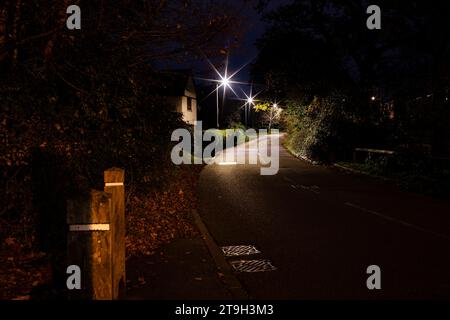 Lange Belichtung einer ruhigen Vorortstraße, beleuchtet durch Straßenlaternen in Exeter Devon U.K. Stockfoto