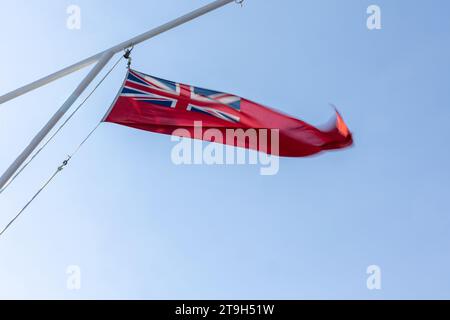 Die rote Fähnchenflagge wurde auf einem britischen Passagierschiff geflogen Stockfoto