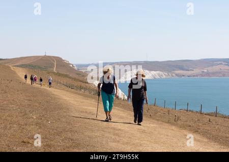 Wanderer, die entlang Tennyson auf der Isle of Wight laufen Stockfoto