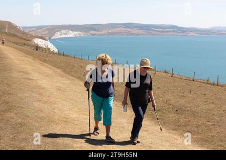 Wanderer, die entlang Tennyson auf der Isle of Wight laufen Stockfoto