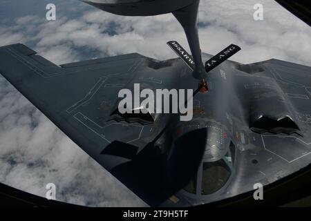 Südwesten Von Missouri, Usa. August 2018. Ein B-2 Spirit Stealth Bomber der US Air Force mit dem 509th Bomb Wing nähert sich einem KC-135 Stratotanker-Flugzeug, um während des Routinebetriebs am 29. August 2018 über Missouri, USA, zu tanken. Gutschrift: SSgt. Vincent de Groot/USA Air Force Photo/Alamy Live News Stockfoto