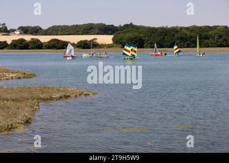 Segelboote auf dem Fluss Yar in der Nähe von Yarmouth auf der Isle of Wight Stockfoto