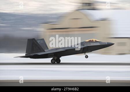 Anchorage, Usa. November 2023. Ein F-22 Raptor-Kampfflugzeug der U.S. Air Force, das dem 3. Flügel zugewiesen ist, führt am 21. November 2023 Flugoperationen vor einem Schneedeckfeld auf der Joint Base Elmendorf-Richardson in Anchorage, Alaska, durch. Quelle: Alejandro Pena/Planetpix/Alamy Live News Stockfoto