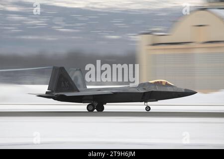 Anchorage, Usa. November 2023. Ein F-22 Raptor-Kampfflugzeug der U.S. Air Force, das dem 3. Flügel zugewiesen ist, führt am 21. November 2023 Flugoperationen vor einem Schneedeckfeld auf der Joint Base Elmendorf-Richardson in Anchorage, Alaska, durch. Quelle: Alejandro Pena/Planetpix/Alamy Live News Stockfoto