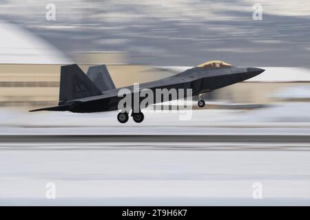 Anchorage, Usa. November 2023. Ein F-22 Raptor-Kampfflugzeug der U.S. Air Force, das dem 3. Flügel zugewiesen ist, führt am 21. November 2023 Flugoperationen vor einem Schneedeckfeld auf der Joint Base Elmendorf-Richardson in Anchorage, Alaska, durch. Quelle: Alejandro Pena/Planetpix/Alamy Live News Stockfoto