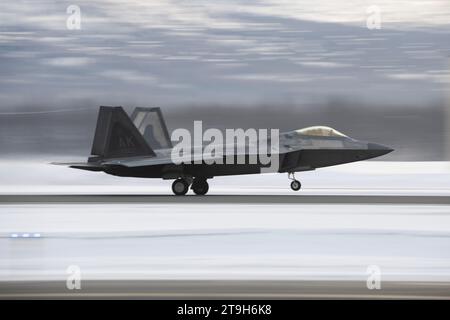 Anchorage, Usa. November 2023. Ein F-22 Raptor-Kampfflugzeug der U.S. Air Force, das dem 3. Flügel zugewiesen ist, führt am 21. November 2023 Flugoperationen vor einem Schneedeckfeld auf der Joint Base Elmendorf-Richardson in Anchorage, Alaska, durch. Quelle: Alejandro Pena/Planetpix/Alamy Live News Stockfoto