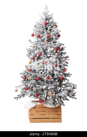 Geschmückter Weihnachtsbaum isoliert auf weißem Hintergrund Stockfoto